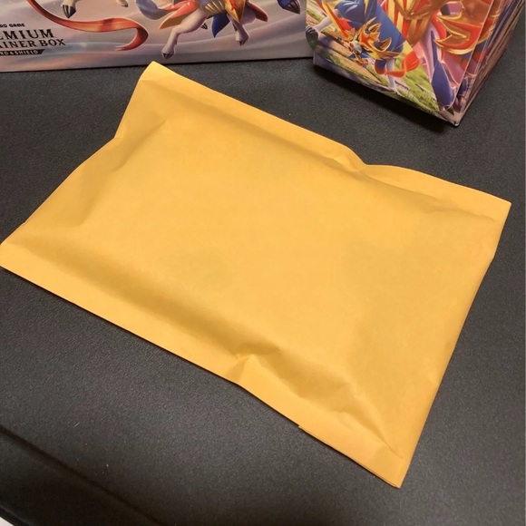 UPDATE: Pokémon Card Lot Mixed (40) & Tapa Pins - Picture 5 of 6